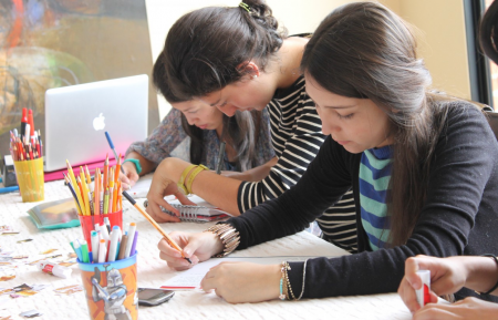 Actores llenando las tarjetas